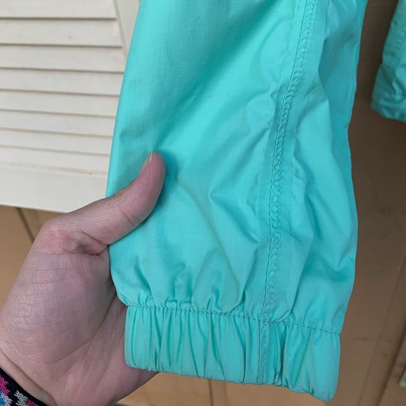 Medium The North Face Rain Coat - Picture 10 of 10